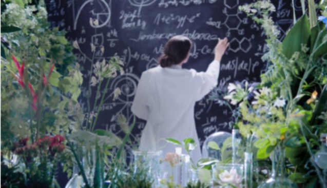 Investigadora num laboratório rodeado de plantas